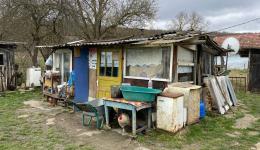 Eine Frau lebt in einer notdürftig gebauten Holz bzw. Plastikhütte, da ihr Haus abgebrannt ist. Auch sie bekommt Unterstützung.