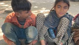 Hier verteilt der FriendCircle WorldHelp auf seinen Reisen nach Indien seit 2011 in regelmäßigen Abständen Essen an Straßenkinder und bedürftige kranke, alte und finanziell notleidende Menschen.