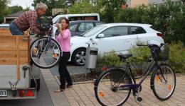 Wendelin und Christiane bringen die ersten drei Fahrräder von Spendern aus Breitbrunn zur AWO in Bamberg.