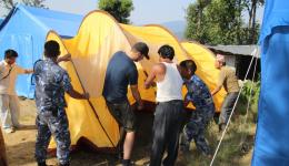 Wie überall in Nepal sind auch hier Militärleute stationiert. Auf Anfrage helfen sie uns bereitwillig.