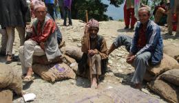 Nepal ist ein "Holz- Baumarkt", aber ohne Werkzeuge…
