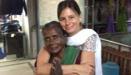 29.11.2014 - Delhi. Eine alte Dame die vom Müllsammeln lebt. Auch sie bekommt eine warme Decke geschenkt.
