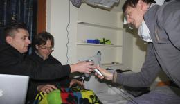 In der Unterkunft am Abend - neue Methoden zur Beheizung des Zimmers bzw. zur Anwärmung der Füsse werden erprobt.