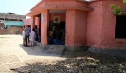 Auf dem Weg zur zweieinhalb Stunden vom Hotel in Muzaffarpur enternt liegenden Kolonie Chhota Phool halten wir an jener Schule, an der die Kinder der Leprabetroffenen nun seit einem halben Jahr nach einigen Anfangsschwierigkeiten untergebracht sind.