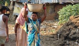 Bis vor 5 Monaten mussten die Bewohner der Leprakolonie ihr Wasser zum Trinken, Kochen und Waschen von der etwa 500 m entfernt bergab liegenden Wasserhandpumpe in die Kolonie tragen. Der Brunnen mit elektrischer Pumpe erspart den Bewohnern nun diesen Weg. Bis vor 5 Monaten mussten die Bewohner der Leprakolonie ihr Wasser zum Trinken, Kochen und Waschen von der etwa 500 m entfernt bergab liegenden Wasserhandpumpe in die Kolonie tragen. Der Brunnen mit elektrischer Pumpe erspart den Bewohnern nun diesen Weg.