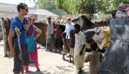 Während auch Michael das Plastikzelt des Blinden besucht, beschäftigt sich Christian im Hintergrund spielerisch mit den Kindern des Slums. Diese sind, wie auch die Kinder der vorangegangenen Kolonien, von ihren Bildern im Sucher der Kamera fasziniert. Während auch Michael das Plastikzelt des Blinden besucht, beschäftigt sich Christian im Hintergrund spielerisch mit den Kindern des Slums. Diese sind, wie auch die Kinder der vorangegangenen Kolonien, von ihren Bildern im Sucher der Kamera fasziniert.