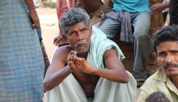 Die Leprabetroffnen der Kolonie beobachten aufmerksam die Planungsbesprechung aus dem Hintergrund. Die Leprabetroffnen der Kolonie beobachten aufmerksam die Planungsbesprechung aus dem Hintergrund.