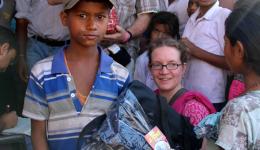 Die Dankbarkeit und freudige Stimmung der Kinder im Schulhof über die Geschnke des FriendCircle WorldHelp, ... Die Dankbarkeit und freudige Stimmung der Kinder im Schulhof über die Geschnke des FriendCircle WorldHelp, ...