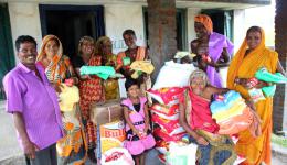 Die Leprabetroffenen der Kolonie gehen in "Schichten" 10 Tage auf Betteltouren. Ein Essensvorrat für 2 Monate und Moskitonetze zum Schutz vor den vielen hier vorkommenden Stechmücken macht die Menschen überglücklich. Die Leprabetroffenen der Kolonie gehen in "Schichten" 10 Tage auf Betteltouren. Ein Essensvorrat für 2 Monate und Moskitonetze zum Schutz vor den vielen hier vorkommenden Stechmücken macht die Menschen überglücklich.