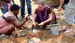 Katrin und Hans werden von den Bewohnern gebeten, die traditionelle religiöse Einweihungszeremonie (Pooja) zu vollziehen. Katrin und Hans werden von den Bewohnern gebeten, die traditionelle religiöse Einweihungszeremonie (Pooja) zu vollziehen.