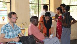 Für das neu aufgenommene Schulprojekt in Bapuji muss einiges besprochen werden. Venu hier im Gespräch mit der neuen Lehrerin Mini. Für das neu aufgenommene Schulprojekt in Bapuji muss einiges besprochen werden. Venu hier im Gespräch mit der neuen Lehrerin Mini.