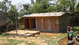 In Osap Burla, der dritten Kolonie, die in Rourkela besucht wird, ist die gespendete sanitäre Anlage mit je 5 Toiletten für Männer und Frauen fast zur Gänze fertiggestellt.