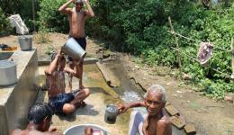 Die Menschen der Radha Krishna-Leprakolonie in Rourkela verwenden den von FriendCircle WorldHelp gespendeten Brunnen für die Körperhygiene ...