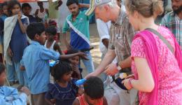 Hans und Katrin teilen Süßigkeiten an die Kinder von Chhota Phool aus.