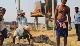 ... der Zement wird vor der Plattform mit der Schaufel angerührt. ... der Zement wird vor der Plattform mit der Schaufel angerührt.