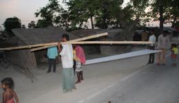 Zusätzliche Bambusstäbe werden für die Abstützung der schwereren Zementwelldachplatten benötigt.