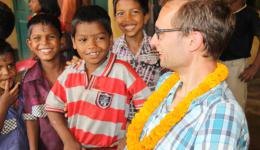 Nach der Verteilung und den notwendigen Gesprächen ist noch Zeit mit den Kinder in Kontakt zu treten, die inzwischen sehr offen und kontaktfreudig sind...