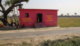 Das mit Hilfe des FriendCircle Worldhelp 2012 errichtete Schulgebäude dient bei dieser Reise als Sprech- und Behandlungszimmer