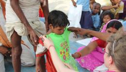 Katrin unterstützt den Stoffwarenhändler beim Anmessen der Kleider für die Mädchen. Katrin unterstützt den Stoffwarenhändler beim Anmessen der Kleider für die Mädchen.