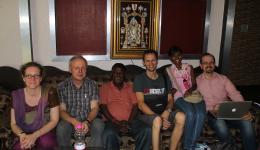 Katrin, Hans, Michael und Christian treffen sich mit Venu und Geeta im Hotel vor der 13-stündigen Bahnfahrt von Delhi nach Patna in Bihar.