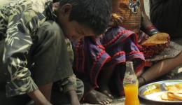 Die Straßenkinder freuen sich, einmal einen vollen Magen zu haben und etwas Süßes trinken zu können
