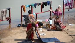 09.-14.11.2013 - Auf der Fahrt gibt es einen Unfall mit Stau. Wir setzen uns auf die Stufen eines Tempels und schauen, beeindruckt von der indischen "Langsamkeit", den Wäscherinnen am Fluss zu. 09.-14.11.2013 - Auf der Fahrt gibt es einen Unfall mit Stau. Wir setzen uns auf die Stufen eines Tempels und schauen, beeindruckt von der indischen "Langsamkeit", den Wäscherinnen am Fluss zu.