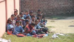 Die Kinder der Chota Phool Kolonie in Aereraj, Bihar, sitzen in der Schule wegen der gesellschaftlichen Diskriminierung immer noch separat. Bis vor einem halben Jahr durften sie noch nicht einmal die öffentliche Schule besuchen. Wir geben nicht auf!