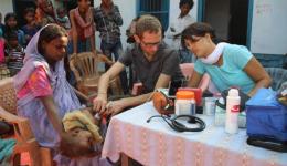 Bei der kleinen, zweijährigen Phool Mani Kumari wird ein Ultraschall wegen des aufgetrommelten Bauches gemacht.