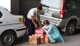 Noch mehr Straßenarbeit. mit unserem Taxifahrer zusammen kaufen wir Tüten und füllen sie mit Obst und Essen und bringen sie zu den Slums..