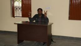 Der Lehrertisch und der Stuhl sind auch schon da. Mr. Ravi, unser Fahrer ist auch voll dabei ;-))