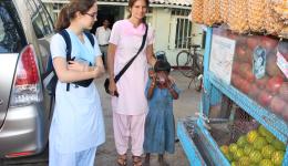 24.02.2012 - Als Venu ins Hotel kommt, machen wir uns gleich auf zum Geschäft, um die Pumpe für den Brunnen zu kaufen, doch gerade als wir in die Riksha steigen wollen, kommt ein Straßenkind auf uns zu. Unser Motto: Spontaneität ist alles!