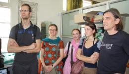 3. Tag - Leprahospital in Delhi; Auf dem Foto: von links: Michael, Katrin, Ute und Celine und Chris (Vater und Tochter aus Belgien, die Ute am Flughafen kennengelernt hat und die uns nur HEUTE begleiten.)