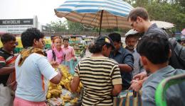 5. Tag - Michael und Ute kaufen einen Bananenstand leer. Danach beginnt die Verteilung von vollen Taschen. Wir fahren quer durch New Delhi an Brücken und Straßenränder und stellen Taschen und Bananenstrunks ab, wo Menschen wohnen die ums Überleben kämpfen