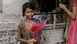 Viele Kinder auf den Straßen der Großstädte Indiens verdienen ihr tägliches Brot durch Gelegenheitsarbeiten wie hier dieses Blumenmädchen. Tag für Tag versuchen sie zwischen den fahrenden Autos etwas zu verkaufen...