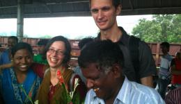 19. bis 24. Juli - Am 19.7. sagen wir Ortrud und Michael schweren Herzens auf Wiedersehen. Sie werden mit dem Zug nach Kalkutta fahren, um am 21.7. wieder nach Deutschland zurückzufliegen. Am Bahnhof ist Verabschiedung, die Lehrerin des Nähzentrums dankt.