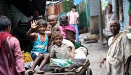 Auf einer Transportriksha fahren die Kinder mit den Reissäcken und anderen Gütern zurück in das Armutsviertel...         Die ganze Aktion inkl. 120 kg, 30 kg Dahl, Speiseöl und Seife (für viele Familien) hat 153,88 Euro gekostet...