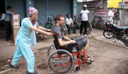 Am Morgen des 7. Juli 2012 besprechen wir an der Rezeption des Hotels zuerst die Fahrt zu den cirka 13 Stunden entfernten Dörfern, wo wir den Bau der Wasserleitung beginnen werden. Als nächstes kaufen wir für Dalgajan Seth einen Rollstuhl.