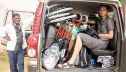 Am Morgen des 8. Juli beladen wir das Taxi mit den beiden Rollstühlen, den orthopädischen Hilfsmitteln, einem kleinen Gepäckstück für jeden von uns und dem Videoequipment von Sebastian bis unters Dach.