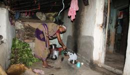 erneut die dreistündige Fahrt zur Brijrajnagarkolonie auf, mit dem Plan danach weiter zu den Dörfern zu fahren, wo wir mit dem Wasserrohrprojekt beginnen wollen. Eine alte Frau zeigt uns sorgenvoll ihr undichtes Dach.