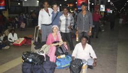 Von links hinten nach rechts vorne: Ramesh, Guido, der Besitzer des Taxis, der Taxifahrer, Alexandra und Venu warten auf die Ankunft des Zuges am Bahnhof von Bhubaneswar.