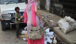Unterwegs treffen wir einen Müllsammlerjungen. Das Schicksal dieser Kinder berührt uns immer besonders und spontan entscheiden wir uns, ihm einige Rupien in die Hand zu drücken. Etwa 80 Cent, was für ihn sicher weit mehr als ein Tageslohn ist.