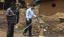 30m unterhalb des Geländes der Jagannath-Kolonie befindet sich auf dem Grundstück eines Bauern ein Brunnen mit Handpumpe. Leider können die Leprabetroffenen diesen Brunnen aufgrund des überall vorhandenen Stigmas nicht mitbenutzen.