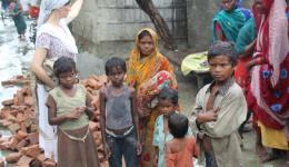In der Nachbarschaft der Chakia Kolonie lebt eine junge, weitgehend mittellose, Witwe mit ihren 6 Kindern. Die beiden Söhne, Munna und Raju, die bisher nur betteln und Müllsammeln gingen, werden durch die Unterstützung nun eingeschult.