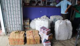 Für mehrere Monate werden Schulmaterial (Stifte, Spitzer, Schreib-, Lernhefte etc.) und Hygieneartikel (Seifen, Zahnbürsten, etc.) besorgt und in einer großen Metallkiste aufbewahrt. Monatlich teilt dann Mr. Brijkishore das Benötigte aus.