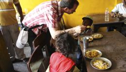 Nach dem Einkaufen wird auch noch der leere Magen gefüllt.