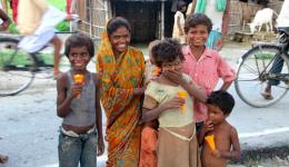 Munna und Raju (links außen) dürfen nun durch die Unterstützung des FriendCircle WorldHelp in die Schule. Vorne das blinde Mädchen der Familie genießt das spendierte Eis…