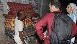 18. Juni – Auf dem Weg zur „Radha Krishna“ -Kolonie werden fünf weiche Liegepolster für einige besonders bedürftige alte Menschen besorgt. Der Händler gibt einen großen Rabatt für den guten Zweck.