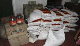 Für die Leprakolonien „Radha Krishna“, „Jagannath“ und „Devgan“, die zusammen 380 Einwohner zählen, wurden Säcke mit Reis (380 kg) und Dal (190 kg), Kanister mit Speiseöl (380 Liter) und schwarzer Tee (95 kg) besorgt. Hier die Ladung für eine Kolonie.