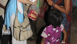 Die Medikamente und Nahrungsergänzungen werden mit Hilfe von Munna (links im Hintergrund) und einer der Näherinnen (rechts) den Bedürftigen übergeben.