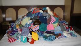 05. Juni - Dieser Mützenberg wurde wieder nach Delhi zur Lagerung für die Austeilung im November gebracht.